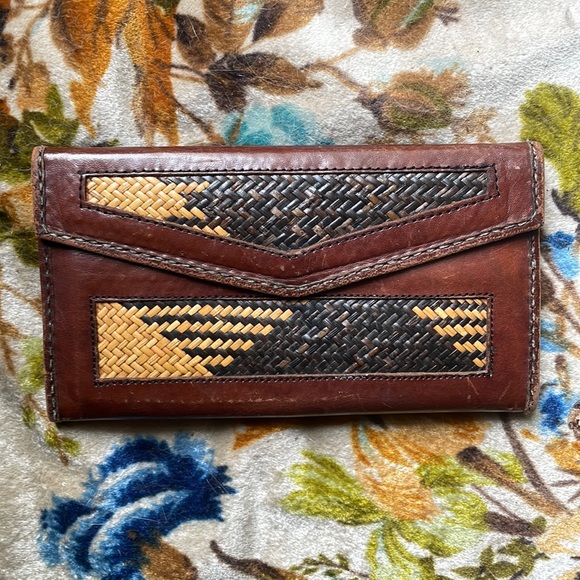Vintage brown leather wallet with woven detail - Picture 1 of 5